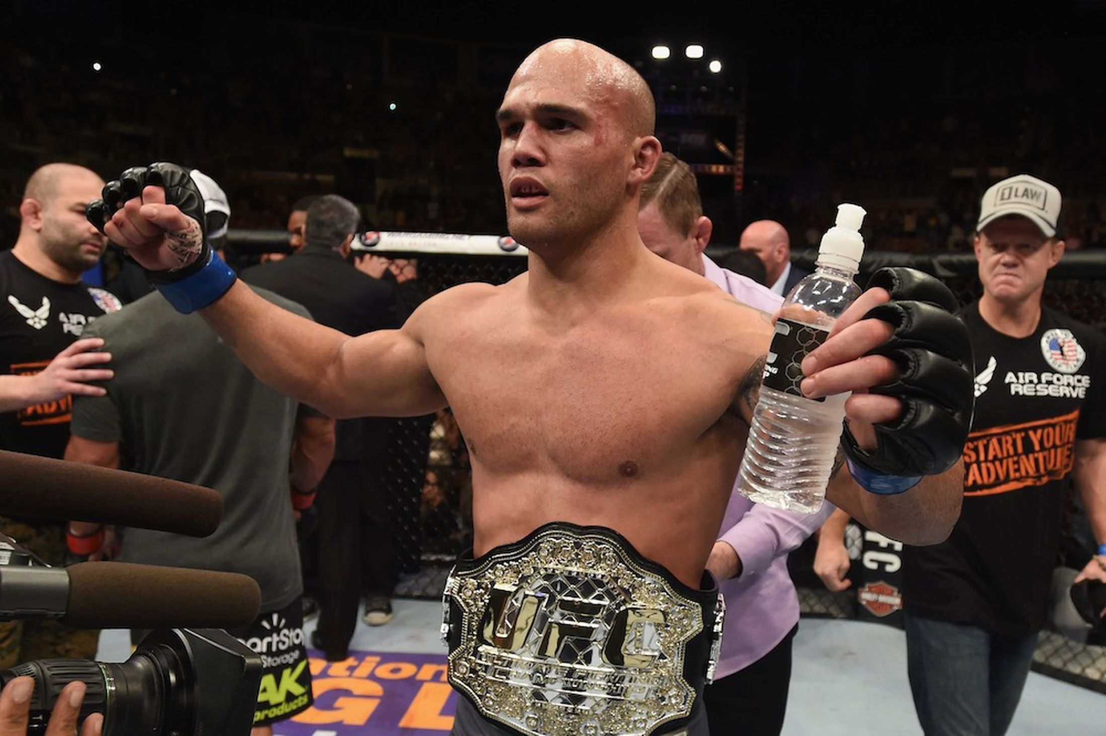 Robbie-Lawler-reacts-to-his-victory-over-Johny-Hendricks