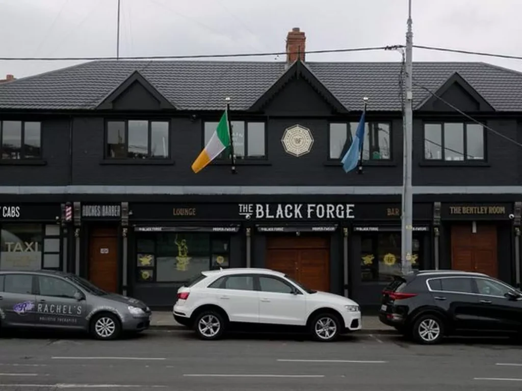 McGregor'un Bar'ı Batmak Üzere- The Black Forge Inn